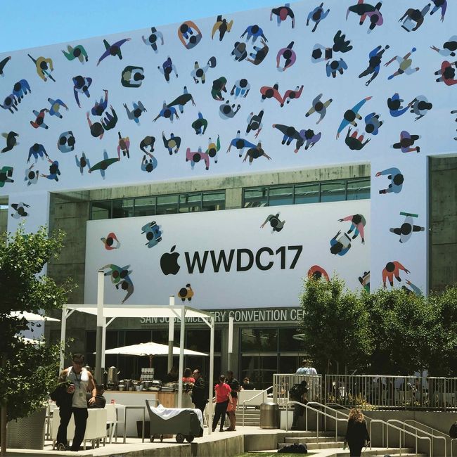 Appleが毎年5&#12316;6月に行う開発者向けのカンファレンス、WWDC（World Wide Developers Conference）にやって来ました。初めての参加です。今年のWWDCは、サンフランシスコではなくサンノゼで行われます。サンノゼに来るのは2度目ですが、前に来たのは20年以上前ですよ。まだGoogleも存在しない時代、最初のITバブルが弾ける前のシリコンバレーに一度来たことが。……しかし全然記憶がないｗ<br /><br />今回、東京からサンフランシスコまでは直行便で飛んできて、Uberでサンノゼまで移動しました。Uberの運賃はおよそ70ドル。当然、タクシーよりは遙かに安い。6月4日に現地入りし、翌朝、6月5日の朝10時に行われるKeynoteに参加する流れ。<br /><br />例年、日本だと夜中の2時からストリーミングでKeynoteの模様を見ることが可能ですが、是非ともライブで観戦してみたいと思っていました。生のティム・クックを、生のAppleのプレゼンを見てみたかった。