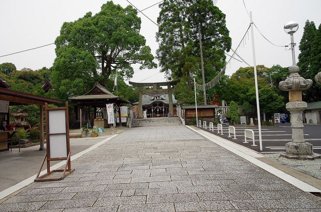 6月1日は大安、そしてドリームジャンボ宝くじ、ドリームジャンボミニ1億円の販売終了まであと1日。<br />宝くじって買わないと当たらない、でも買ってもそうそう当たるものじゃありませんね。<br />私も今まで1万円が2度、3000円が2度当たったくらいであまり縁がありません。<br />しかし、中島みゆきの「あした天気になれ」の歌詞では有りませんが、「誰かがかつて 一等賞をもらった店で 買うんです」<br />幸いにして我が山口県には、2009年の年末ジャンボで1等が2本、2010年、2011年と3年連続して年末ジャンボで1等を出し、さらに2012年のドリームジャンボでも1等を出した事で奇跡の売場と呼ばれる宇部琴芝チャンスセンターが宇部市に有ります。<br />私が住む萩市からは、約1時間半、当たらなければ地元で買おうがどこで買おうが同じですが、やはり確率は高いほうが良いですから。<br />しかも、その確率を更に上げるために宝くじを買う前に、宇部市に有る琴崎八幡宮でお参りをし、買った帰りには美祢市の金麗社でお参りをしたのでこれで完璧。<br />結局は全て他力本願、神様任せの人任せです。<br />そして、琴崎八幡宮では不思議なことが有りました。<br />引いたおみくじは大吉ながらも、私の心を見透かされたようなお言葉が並んでいました。<br />「金をためたら慈善をするという人は、ためるお金に限度がないからなかなか慈善が出来がたい」と有りました。<br />私が常々妻に言っているのが、「宝くじが当たったら恵まれない人に匿名で寄付しようね」と。<br />それじゃあダメだとおみくじに書いてありました。<br />これは、当たらないかな～。<br />そして、神社で参拝をしていると女性が近づいてこられ、「縁結びの樹は見られましたか、この奥に有りますよ」と言われました。<br />それにつられて今更、縁結びでも無いだろうとは思いながらも見てみると連理の木が有りました。<br />待てよ、縁結びは円結びかぁ～これは縁起が良いかもなどと思いながら、帰ろうとしているとまた先程の女性が来られて、境内にある、いぼ神社と琴崎薬神社に参拝するとイボや出来物が嘘にように無くなると教えられました。<br />特にイボや出来物は無いのですが、そう言われたので拝んでおきました。<br />さらに、縁結びの樹については、その女性の方が樹を見てから数日後に、ご自身の娘さんが良縁に恵まれたとか。<br />その話も不思議ですが、女性も不思議な方で何か神社のお使いの方のように感じました。<br />さて、帰りに寄った金麗社は、萩政府軍と高杉晋作率いる諸隊が戦った大田・絵堂戦役で、諸隊が本陣を置いた所で、日本の近代国家への夜明けとなる維新分け目の戦いといわれています。<br />その重要な戦いでの戦利品や石碑が数多くあることから宝くじなどのくじ運にも欠かせない勝負運のご利益のある神社と言われていますので寄りました。<br />夕方に寄ったからなのか人影もなく、静かというか少し不気味な感じがしました。<br />こちらで引いたおみくじは小吉、基本的には家族や親類縁者と仲良くしなさいよと言う教えでした。<br />大田・絵堂戦役の激戦地に近く、それに関連した史跡類も境内にあり、歴史に興味がある方には打って付けです。<br />さあ、後は私の宝くじが当たるかどうか。<br />もし当たれば、地元や県内及びその周辺に旅しているその内容が、国外になるかも知れません。<br />まあ、そんなことは夢のまた夢ですが、当選番号が出るまでは誰もが億万長者の夢を見れます。<br />