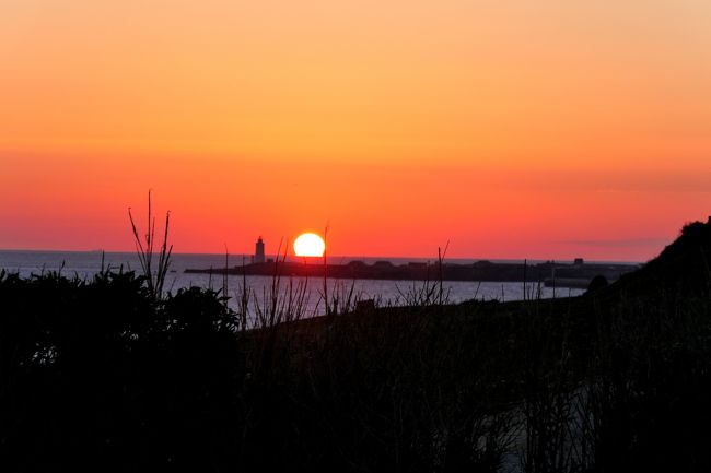 ここではTafiraのBeach Front Villa Amazing Viewsに3泊の続きを掲載．昼間はモロッコのタンジールやジブラルタルに行ったが，できるだけここでの滞在も長くした．だいたい陽がでている1600過ぎに帰ってきて，出発はモロッコに行った1/2は0800だったが，日の出も遅いこともあり，1/3は0954，ポルトガルに帰る1/4も0952．ゆっくりとこの場所を楽しむことができた．晴れた青と茶の対比ばかりでなく，曇った日のくすんだ色もきれい．日の出も日没もきれいだった．最高の3泊だった．