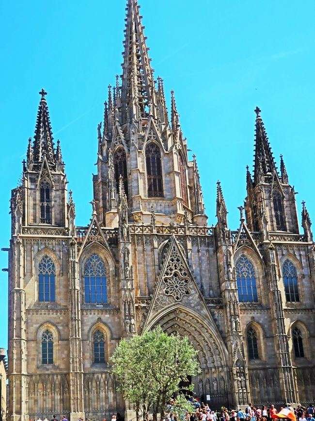 サンタ・クレウ・イ・サンタ・エウラリア大聖堂 （La Catedral de la Santa Creu i Santa Eul&amp;agrave;lia）は、スペイン、バルセロナにあるカトリック教会の教会建築。バルセロナ市民からは単にラ・セウ（La Seu）と呼ばれる。バルセロナ大司教座が置かれている。<br /><br />かつてこの場所には原始キリスト教の教会があった。この建物は西ゴート王国時代にも使われた。教会最古の遺跡部分は現在バルセロナ市歴史博物館に保存されている。986年、アル＝マンスールによるバルセロナ占領で教会は破壊された。1058年、ロマネスク様式に立て替えられた。現在の建物はバルセロナ伯ジャウマ2世（アラゴン王としてはハイメ2世）時代の1298年に建設が始まり、およそ150年後に完成したゴシック様式建築である。聖十字架及びバルセロナの守護聖人である聖エウラリア（伝承によると、キリスト教徒大迫害で殉教）に献堂された。聖エウラリアの遺骸は当時のバルセロナ司教フロドイによって地下納骨堂に埋葬された。<br />ファサードは1888年のバルセロナ万博にそなえ改装されたネオゴシック様式である。本堂と回廊は完全に同じ様式で統一されている。最長部で90メートル、横が40メートルある。本堂と5つの側廊の高さが等しく、交差廊は先端が短い。大聖堂内の回廊では、13歳で殉教した聖エウラリアにちなみ、13羽の白いガンが飼われている。<br />（フリー百科事典『ウィキペディア（Wikipedia）』より引用）<br /><br />サンタ・クレウ・イ・サンタ・エウラリア大聖堂　については・・<br />http://kamimura.com/?p=3484<br /><br />憧れのスペイン10日間　　（ルフトハンザ　ドイツ航空利用）<br />コース番号：E527A　　ブランド：トラピックス　総額　327,750円<br />3日目<br />09：00；ホテル発。<br />午前；バルセロナ市内　自由行動。<br />（　ピカソ美術館・カテドラル・カサ　ミラ・エル・コルテ・イングレス　）<br />その後、タラゴナへ（約98KM、約1時間30分）。<br />午後；【世界遺産】○ラスファレラス水道橋観光(15分)。<br />観光後、ホテルへ（約259KM、約3時間30分）。<br />19：00ホテル着。 <br />【宿泊地：マッサルファサール泊）】　 ●SHフロラザール <br />