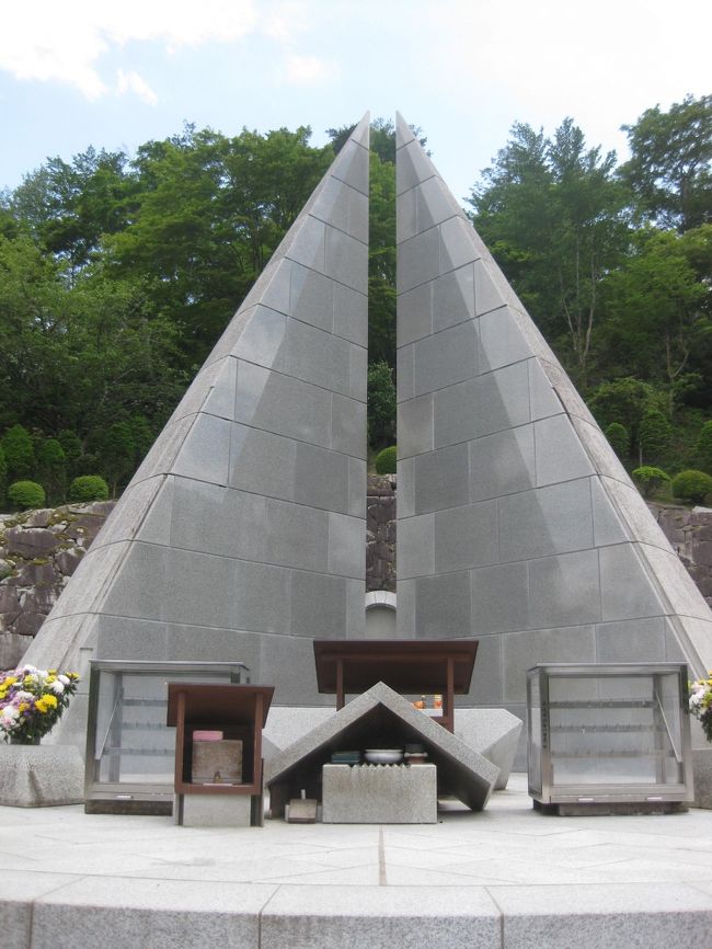 地元の仲間で御巣鷹の尾根へ慰霊登山しました。<br />御巣鷹の尾根は１９８５年に日航１２３便墜落事故があった所です。<br />すでに３０年以上たっていますが今でも強烈な記憶が残っています。<br /><br />地元の市民大学で大学教授に講演いただいた【被災地観光観光を知ろう】で「被災地に対しての観光もできることの一つである。」「都合の悪いものは見たくないという気持ちが事故の風化につながる、観光という手段を使えば次世代に広く伝えることが出来る」と言う言葉に感銘・共感を覚え有志で慰霊登山へ行くこととなりました。<br /><br />東北大震災や熊本県とは違い被災地とは言えないかもしれませんが、当時の黒沢丈夫村長の「上野村は未来永劫真心を尽くして丁重に弔っていく」の言葉にも感動し上野村への応援にもなればと出発しました。<br /><br />先生のご縁や村との連絡から、上野振興公社・瀧澤さんや尾根の管理人・黒沢完一にご案内をいただけることとなり良い旅になりました。<br /><br />