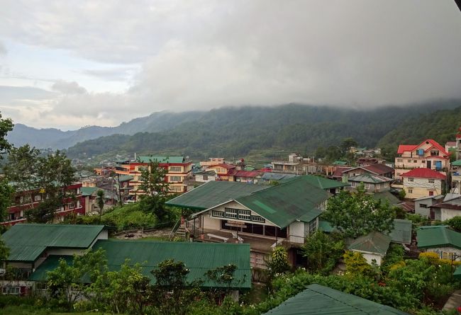 　激しい雨は夜半には止み、朝の空気は潤いのある、快いものに変化していた。<br />　ボントックへ移動する。<br />　バス停車場には、ボントック行きのジプニーが常に停まっていて、客が集るしだい発車するようだ。<br />　ボントックはマウンテン州の州都だ。<br />　州都であるが、何もない小さな町だと聞いている。<br />　東に流れているチコ川に流域にあって、物流の中心となっているらしい。<br />　バキオまでの道中、面倒をみてくれた親子の故郷でもある。