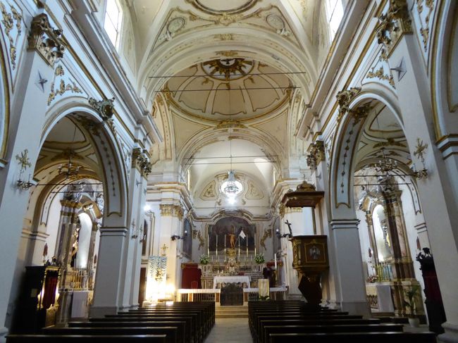 4月22日-5月5日の12泊14日、中部イタリアへ行きました♪<br />ラツィオ州・アブルッツォ州・モリーゼ州・カンパニア州を周遊。<br />観光・グルメ・温泉をたっぷりと楽しんできました♪<br /><br />☆Vol277:第10日目(5月1日)バッレーア♪<br />バッレーアは標高1060メートル。<br />イタリア美しき村に選ばれている。<br />小高い山に広がる村で美しい。<br />頂点に古城を持ち、見事な景観。<br />バッレーア城をたっぷりと観光したら、<br />古城を抜けて旧市街内へ。<br />旧市街は美しく、<br />趣のある景観があちこちとあり、<br />楽しい。<br />美しい噴水「Fontana di Barrea」のある広場には<br />大聖堂「Chiesa di San Tommaso Apostolo」が建つ。<br />13世紀に造られていたが、<br />1710年の大地震で崩壊してその後再建されている。<br />堂内はホワイトとゴールドの調和した配色が美しく、<br />優雅な雰囲気が流れる。<br />ゆったりと眺めて♪