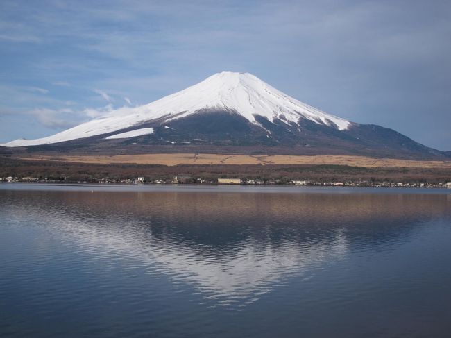 《車中泊第４弾》<br />温泉巡りで関東を一周を計画。<br />と、ふっと富士山も一周して見てみたいな～と思った。<br />ならば合わせて全部廻ってみようと、１ヶ月の旅になりました。<br />■全体の日程はこちら→http://4travel.jp/travelogue/11250251<br /><br />【５～８日目】<br />旅行開始から2-3日雨が続き、その後も曇や雨でしたが、７日目にしてやっと綺麗な富士山が見えました♪<br /><br />---------------------------<br />【行程】<br />D5　4/10月　甲府～ほったらかし温泉～河口湖～西湖　泊：道の駅かつやま<br />D6　4/11火　河口湖～富士山スカイライン～御殿場～山中湖石割の湯<br />　　　　　　　泊：道の駅富士吉田<br />D7　4/12水　富士吉田～山中湖～新倉山浅間公園～吉田口登山道～山中湖パノラマ台<br />　　　　　　　～忍野八海～泰安温泉　　泊：道の駅どうし-<br />D8　4/13木　道志～山中湖～河口湖～西湖～精進湖～南ｱﾙﾌﾟｽ展望台～本栖湖<br />　　　　　　　泊：道の駅ふじおやま<br /><br />