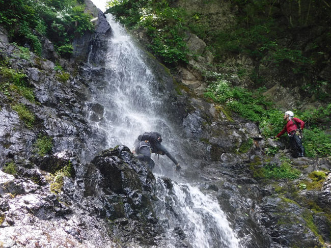 三つ峠は日本二百名山の名峰。<br /><br />一般ルートは3度ほど足を運び富士山や南アの素晴らしい展望を楽しみましたが、今回は北登山口からの四十八滝沢を遡行しピークを目指しました。<br />取りつきまでバス停の駐車スペースから約1時間の登りでしたが、その後の連続する滝!滝!!滝!!!の連続に見ごたえ・登りごたえあるなかなか素敵な沢ルートでした。<br /><br />コースタイム：7時間<br />宝鉱山バス停8:30→13:40三ッ峠山13:45→14:00御巣鷹山→15:28宝鉱山バス停