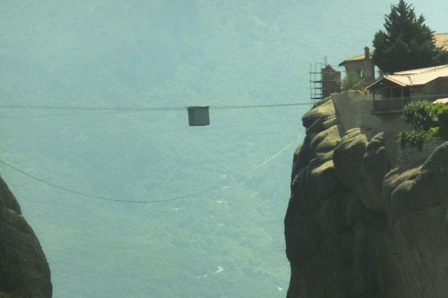 デルフィ～２５０キロ走ってメテオラへ。<br />圧巻の奇岩の上に建つ修道院