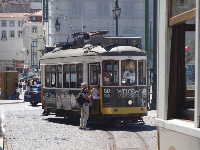 リスボンは坂道の町。ケーブルカーでらくちん街歩きと行きましょう。トラムに乗れば、疲れずに街並みが見れます。