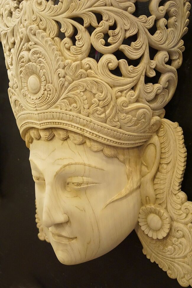 灼熱のスリランカ（19）アンバランゴダの仮面博物館でスリランカの仮面について学び、念願の白木の仮面ナリ・ラータとガルーダの仮面を手に入れる。