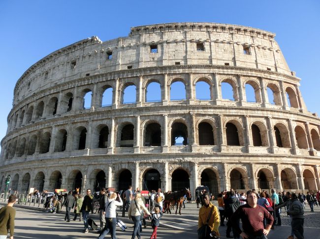 ローマは見所が多く、1日ではとても観光名所を回りきれない。我々はローマ訪問３回目なので、市内中心の大通り「コルソ通り」を「ポポロ広場」からスタートして「エマヌエーレ2世記念堂」までぶらぶら歩きをする。さらに、そこからフォロ・ロマーノ添いの道を「コロッセオ」まで行く。夕日に赤く染まるコロッセオは見応え十分であった。<br /><br />◎私のホームページに旅行記多数あり。<br />『第二の人生を豊かに』<br />http://www.e-funahashi.jp/<br />（『夢の豪華客船クルーズの旅ー大衆レジャーとなった世界の船旅ー』<br />本書完売につき、電子書籍アマゾン・キンドル版として新たに出版しました）