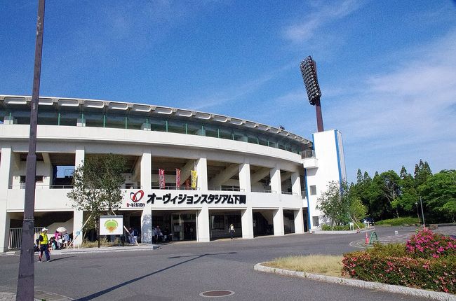 テレビのローカル局を見ていて、下関市のオーヴィジョンスタジアム下関で、宝くじスポーツフェア、「ドリーム・ベースボール」が開催されるのを知りました。<br />開催日まで、1周間有りましたが、無料の入場券は、配布場所が下関市に限られていました。<br />片道、1時間半以上かけて取りに行くよりはと思い、主催者側に連絡を取り、郵送で送ってもらいました。<br />無料のイベントということで、観客が多いのではと考えて朝6時に自宅を出て、7時半位に球場入りしましたが、野球教室に参加する少年野球の関係者の他は然程観客もなく、入場口に人も並んでいませんでした。<br />それで、安心していたら8時過ぎくらいから入場口に人が並び始め、駐車場に停めた車の中で待機していた妻を呼びに行き、戻ると50人位並んでいました。<br />そして、みるみるうちに100人以上が並び、開門の9時頃には長蛇の列になっていました。<br />9時からは、少年野球の指導で、10時から別施設で元巨人軍の400勝投手、金田正一さんの講演、12時からは総計288名にサイン入りのバットやグラブ、サインボールが当たる抽選が有りました。<br />妻と二人、耳をダンボにして聞き入り、目を凝らして数字を見ましたが二人ともハズレでした。<br />午後1時からは、地元の社会人選抜チームと軟式野球で試合をしました。<br />元巨人軍の桑田投手や元ロッテの村田兆治投手などが往年の投球フォームを見せてくれたり、元ロッテの里崎選手、元巨人軍の仁志選手や元阪神の桜井広大選手などが自慢の打棒を披露していました。<br />試合は、大人気なく、元プロが勝利を飾り、地元に花を持たせることは有りませんでしたが、それはそれで真剣勝負が見れたと解釈しました。