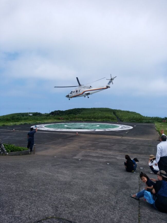 東京本土から伊豆諸島にある青ヶ島へ。行き方をなるべく詳しく書きました。予定通りに行って帰ってこれる可能性は低い、と言われている青ヶ島。これから行く予定のある方は是非とも参考にして下さい(-_-;)特にヘリ、フェリーについての情報はしっかり把握していないとマズいです…