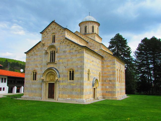 プリシュティナからバスでペーチ総主教修道院（Patriarchate of Peć Monastery）とデチャニ修道院（Dečani Monastery）に日帰りで行ってきました。両方の修道院とも入場料無料。中のフラスコ画は非常に素晴らしく見ごたえがあります。おすすめの修道院です。KFOR（コソボ治安維持部隊）が警戒に当たっており入り口でパスポートを預けます。