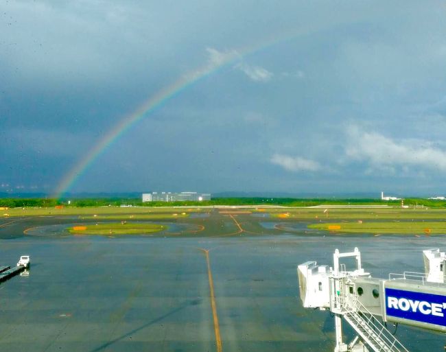 北海道旅行の最終日<br />あいにくの雨で急遽予定を変更<br />ちょっと残念でしたが<br />空港到着時に、色々と気になるショップや施設があったので<br />新千歳空港でゆっくり過ごすことに<br /><br />夕方ぐらいには天気も良くなり<br />美しい虹を見ることも出来て<br />いい旅を終えることが出来ました。<br /><br />