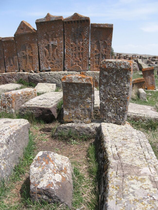 【エレバンからの小冒険】<br /><br />アルメニアで最も訪れたかった場所<br />『Noratus Cemetery』、別名『ハチュカルマウンテン』<br /><br />しかし、アクセスの悪さと寒さがネックだった。<br />交通の便の良くない観光地を訪れる場合、行きはバスターミナルなどから出発するので概ね大丈夫なんだが、問題は帰り。<br />今までにも何度か苦戦を強いられたことがある。<br /><br />そして、ここは標高が1900mもあって寒い！<br />トビリシからずっと風邪気味の私にとって、それも大きな不安。<br />『極寒の中、道端でいつ来るとも分からないマルシュルートカを延々と待ち続ける』という図が想像できてしまう。<br /><br />「やっぱり安心安全第一で、ツアーにしておくべきか？」<br /><br />エレバンの『Envoy Hostel』が、ここを含むいくつかの観光地を周るツアーを開催しているとのことで、訊きに行ってみる。<br /><br />ツアーはお誂え向きに翌日の月曜日催行。<br />ゲガルド修道院他とセヴァン湖周辺の観光ポイントを周り、ランチ付きで18900ドラム（約40ドル）とのこと。<br />多くの観光地も行けるし、寒空の下で途方に暮れる心配もない。<br /><br />スタッフの女性に「参加する場合は19時までに申し込んでね」と言われたため、19時ギリギリまで悩みに悩んだ。<br /><br />でも…ダヴィドガレジの時も思ったように、ツアーはなにか違う。<br />効率的ではあるが、終始意味なく気を遣うし、集合時間に遅れないか不安で気もそぞろになる。<br />やっぱり大変でも地元の人々に助けてもらいながら（大迷惑）自力で行く方が私には合ってる気がする。<br />もちろん、こういう人が親切な国でなければ難しいだろうけれど。<br /><br />それに、ツアーは当然見学時間が限られている。<br />私はきっと未練たっぷりでハチュカルマウンテンを去ることになるだろう。<br />結局、翌日自力でまた行っちゃうんぢゃね？<br /><br />やっぱり、自分のペースで思う存分彷徨ってみたい！<br />帰りのことは…まぁなんとかなるでしょう（短絡思考）<br /><br />ということで、マルシュルートカで行ってみることに。<br /><br /><br /><br />【旅程】<br />□04/22　出国　仁川空港泊　<br />□04/23　バス泊<br />□04/24　トラブゾン泊<br />□04/25　バス泊<br />□04/26　トビリシ泊<br />□04/27　トビリシ泊<br />□04/28　トビリシ泊<br />□04/29　列車泊<br />□04/30　エレバン泊<br />■05/01　エレバン泊<br />□05/02　エレバン泊<br />□05/03　アラヴェルディ泊<br />□05/04　クタイシ泊<br />□05/05　クタイシ泊<br />□05/06　クタイシ泊<br />□05/07　スフミ泊<br />□05/08　スフミ泊<br />□05/09　スフミ泊<br />□05/10　バトゥミ泊<br />□05/11　バス泊<br />□05/12　イスタンブール泊<br />□05/13　機内泊<br />□05/14　帰国<br /><br /><br />為替レート：1ユーロ≒122円　1ユーロ≒524ドラム