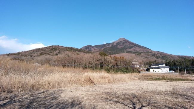 冬の低山ハイクと思っての山行きでしたが、前週に降った雪のため難易度を上げた登山となりました。<br />