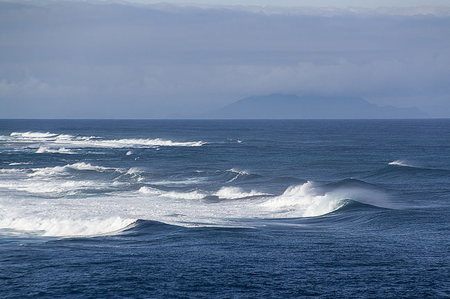 2017年5月4日、午後<br /><br />与論島からフェリーに乗って鹿児島へ戻ります。<br /><br />前日の悪天候の影響が残っていたのか、海上はうねりが残り、フェリーが結構揺れ、鹿児島に着いてからも体が揺れていました。