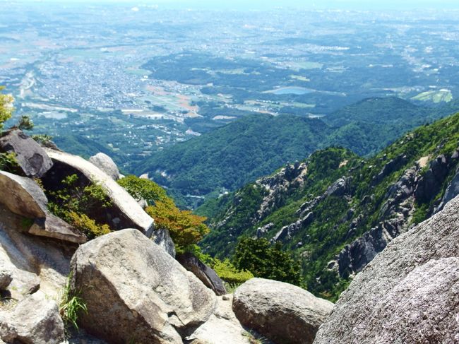 里山散策会６月例会の国見岳登山計画書を見たら、何とまぁ登りはロープウエーに乗ってですと。<br /><br />御在所でロープウエー使って登山なんて、と思いながらこれもいいかもで夫と二人申し込みました。<br /><br />今年は御在所に縁があって、１月は樹氷撮影、４月は御在所武平峠登山で三度目です。<br />国見岳裏道ですが、初めて御在所に登った２００１年と２００５年に登っていました。<br />岩場が多い道を歩きながら、またここに来る事ができたと感無量でした。