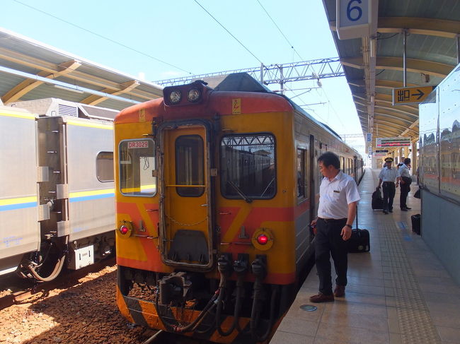 台鉄で萬巒・潮州へ(長閑な屏東の風景/潮州焼冷冰/潮州の檳榔農家/二峰圳地下ダムを建設した鳥居信平さん/萬巒3D吊橋/灘頭客家常菜)2017/06/07<br /><br />・【台鉄に乗って：左営駅から潮州駅】<br /><br />妻と屏東に住んでいる文さん、林さん夫婦を訪ねます。折角、左営駅の近くに住んでいるので台鉄で行くことにしました。左営駅から潮州駅まで鈍行列車で約一時間。九曲堂駅を過ぎると、長閑な南台湾の風景が潮州駅続きました。素晴らしいの一言、満足できた台鉄の旅でした。私の切符代は老人価格で31元でした。<br /><br />左営駅⇒高雄駅⇒鳳山駅⇒後庄駅⇒九曲堂駅⇒六塊厝駅⇒屏東駅⇒帰来駅⇒麟洛駅⇒西勢駅⇒竹田駅⇒潮州駅