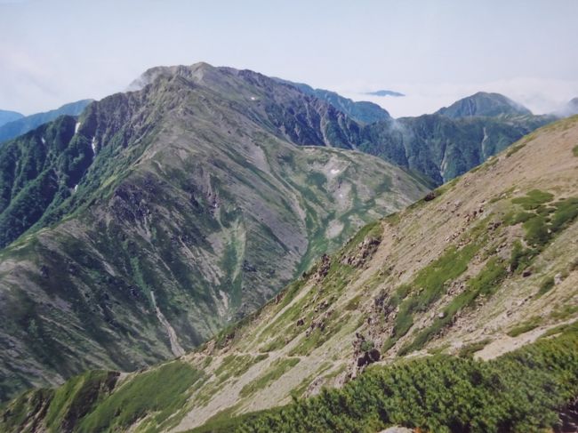 今年の登山の目標であった南ｱﾙﾌﾟｽ南部(荒川三山(悪沢岳(3141m)(東岳) 中岳 前岳) 赤石岳(3120m) 聖岳(3011m) 茶臼岳(2600m)等3000m級の山々の大縦走を4泊5日でしました｡<br />初めは静岡から畑薙第1ﾀﾞﾑまでﾊﾞｽ往復を考えていましたが日程と時間が合わず､疲れますが､車往復としました｡<br />又､ほとんどの山小屋が自炊素泊まりのため､寝具(寝袋)･自炊設備(食料 ｶﾞｽﾊﾞｰﾅｰ等)その他の設備を持参し､今までの登山と違って背負う荷物も多くなりました｡(今までの登山でもｶﾞｽﾊﾞｰﾅｰと食料を持参し､昼は自炊をしていましたが､今回は本格的となり､かなり緊張感があります｡) <br />北ｱﾙﾌﾟｽと違い､危険な所は殆どありませんが､3000m級の山々のｱｯﾌﾟﾀﾞｳﾝが激しく体力を消耗します｡しかし､これぞ登山の醍醐味を感じた5日間でした｡<br /><br />{旅程}<br />①8/26(土)<br />1)自宅(車 東名道)静岡(一般道)畑薙第1ﾀﾞﾑ(ﾊﾞｽ)二軒小屋ﾛｯｼﾞに着き､<br />二軒小屋ﾛｯｼﾞに宿泊します｡<br /><br />②8/27(日)<br />1)(徒歩)二軒小屋ﾛｯｼﾞ4:50-5:18西俣林道ｰ7:15上千枚沢のｶﾞﾚの上部ｰ8:30ﾏﾝﾎﾞｰ沢ﾉ頭8:35-10:20千枚小屋(大雨の為､ここに宿泊します｡)<br /><br /><br />③8/28(月)<br />1)千枚小屋6:40-7:00千枚岳頂上7:45-8:46悪沢岳頂上9:10-9:50荒川中岳避難小屋ｰ10:02中岳頂上10:10-10:20前岳10:25-11:15荒川小屋ｰ11:48大聖寺平11:51-(昼食12:13-12:45)ｰ13:24小赤石岳の肩ｰ13:36小赤石岳13:44-13:56指導標ｰ14:13赤石岳山頂(3120m)14:22-15:54百間平16:00-16:37百間洞源頭の露営地ｰ17:00百間洞山ﾉ家(泊)<br /><br />④8/29(火)<br />1)百間洞山ﾉ家5:10-6:01大沢岳と中盛丸山との鞍部6:05-6:23中盛丸山6:28-7:14小兎岳ｰ7:59兎岳8:13-10:27聖岳10:58-12:29聖平小屋12:35-13:28小さな岩の突き出し13:42-14:17上河内前衛峰(南岳)ｰ15:00上河内岳の肩(ｰ15:11上河内岳頂上往復15:16-)15:30-16:47茶臼小屋(泊)<br /><br />⑤8/30(水)<br />1)茶臼小屋5:45-6:11茶臼岳6:41-茶臼小屋7:10-8:08横窪沢小屋8:14-9:00ｳｿｯｺ沢小屋9:04-9:34最後の吊橋9:39-9:56ﾔﾚﾔﾚ峠9:59-10:19大吊橋ｰ11:12畑薙第1ﾀﾞﾑに着きます｡2)畑薙第1ﾀﾞﾑ11:38に自家用車で出発します｡近くの赤石温泉に入り､(一般道)静岡(東名道 首都高)東京ｰ自宅に戻ります｡<br />