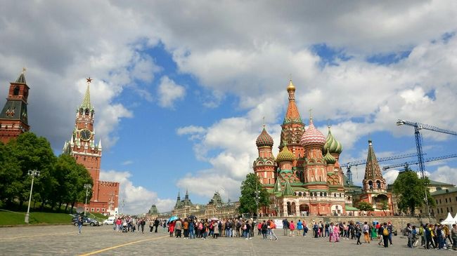 初めてのロシア、6月と言うのに予想以上に寒かった。出発前の天気予報では17度前後だったのにも拘らず到着翌日は最高気温9度で晴れたり、曇ったり、霰が降ったり雪が降ったり1時間で四季を体験、天候の事以外は大満足の今回の旅行。建物は予想以上に大きく、地下鉄はまるで東京並に沢山の利用客で構内は人ばかり、でもマナーが良くスムーズに移動出来るし、レストランの料理は美味しく安い、ロシア人は決して笑顔で話しかけて来る事は無かったけど道を尋ねたりした時は何時も丁寧で親切だった。全てが予想以上に嬉しく楽しい旅行となった。モスクワ-サンクトペテルブルク移動の電車は超快適。空港からホテルまではTAXIを利用。タクシーは会社に寄って5倍以上の差があるので荷物を持って出た所にオフィシャルタクシーGette　TAXIを利用すると良いです。また地下鉄や国鉄、レストランなどでフリーWIFIの文字を見かけるけどロシアの携帯以外は接続出来ないのか？何度試しても接続出来なかった。お腹の弱い人はスープやコーヒーなど水道水を利用した飲み物、食事には十分気を付けて！