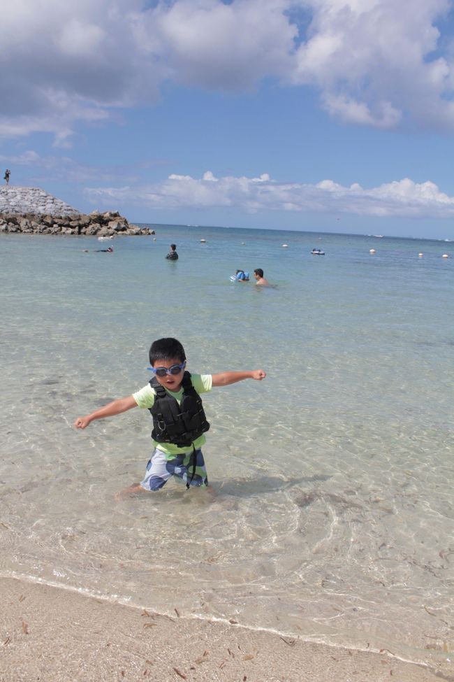 今年の夏休みはジナンクンが産まれてまだ１歳前ということと、微妙にマイルが切れること、<br />プールが大好きな長男がいるので、沖縄に早々決定。<br /><br />が、７月の終わりあたりからちらほらと特典航空券の空き状況を見ていましが、なかなか日程が決められず。<br /><br />１ヶ月が経ち８月の終わりごろ、やっとこさ９月の終わりに行こう～となり、<br />その時に空いていた特典航空券でいい感じに往復取れそうな５日間に決定。<br /><br />9/28 羽田発7:40の那覇行き<br />10/2 那覇発14:20の羽田行き<br /><br />行きは6時台の飛行機も空いていたけどさすがに早すぎる。。。<br />帰りの便がもう１、２本遅いよかったけどな～。<br /><br />と一番遅い飛行機を抑えて当日空きを見て変更する案もあったのだけど、<br />ジナンクンもいるので万が一空きがなかった場合遅い時間に帰るのは～とやめましたが。<br /><br />結局14時台の飛行機で正解。<br />羽田には17時ぐらいだし、ちょうどよかった！<br /><br />ホテルは友達ママや元旅行会社の友人から「子連れにはいいよ！！！」とおすすめされたルネッサンスリゾートオキナワに！<br /><br />ギリギリまでアリビラ日航と迷いましたが、ルネッサンスリゾートオキナワは子連れには本当良かったデス。<br /><br />9/28~9/30 前半<br />10/1~10/2　後半