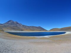 乾いた大地の奇跡を、１５　アンデスの高地に佇む青い湖　  