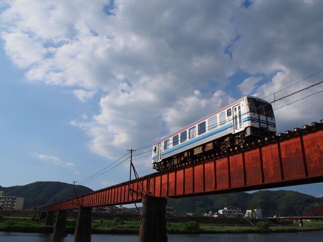 廃線まで残り294日となった三江線に乗るために<br />中国地方へひとり旅に出ました。<br /><br />~三江線の記憶~<br /><br />2018年4月1日付け廃線のJR西日本発表を聞いた時、<br />遠い記憶が蘇ってきました。<br /><br />その昔、父親の本棚に置かれた宮脇俊三先生の<br />鉄道紀行の名作”時刻表2万キロ"と<br />”最長片道切符の旅”をそっと読んだ記憶です。<br /><br />作品中に三江線の記述があったことを<br />思い出し、廃線前にどうしても乗ってみたく、<br />鉄道に乗ることを目的とした旅を決行。<br /><br />【旅のしおり】<br /><br />(1日目)<br />・日本一の閑散区間を含む芸備線(新見→備後落合)に乗る<br />・夕景の三江線を撮る<br /><br />(2日目)<br />・三江線(三次→江津)に乗る<br />・待ち時間に石見川本駅を歩く<br />・番外編:ばたでん(出雲大社→松江)に乗る<br /><br />~・~・~・~・~・~・~・~・~・~・~・~<br />◎他の鉄道旅行記はこちら↓<br /><br />・JR西日本30周年記念乗り放題きっぷの旅~台風接近中~<br />https://4travel.jp/travelogue/11295779<br /><br />◎他のひとり旅行記はこちら↓<br /><br />・初めての一人海外旅行~ワシントンDC~<br />http://4travel.jp/travelogue/10998890<br /><br />◎家族旅行記はこちら↓<br /><br />・家族でタイ旅行~ピピ島・プーケット・バンコク~<br />http://4travel.jp/travelogue/11102655<br /><br />・家族でアメリカ西海岸レンタカーの旅Ⅰ~国立公園編~<br />https://4travel.jp/travelogue/11111761<br /><br />・家族でアメリカ西海岸レンタカーの旅Ⅱ<br />http://4travel.jp/travelogue/11105568