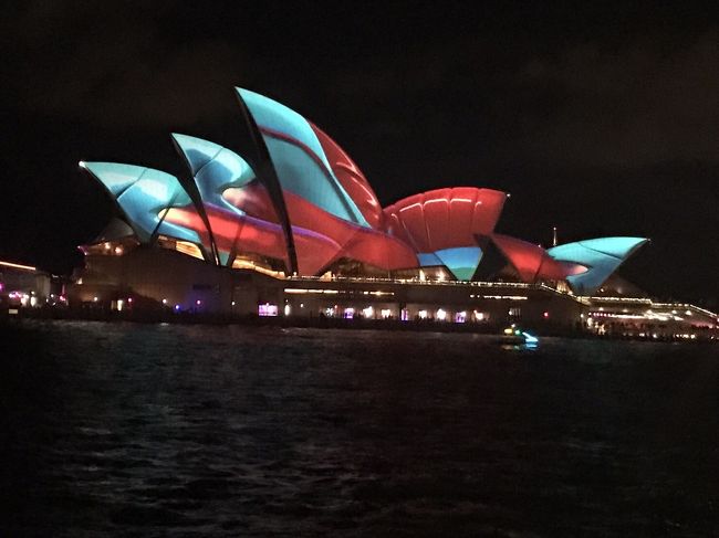 以前より気になっていたシドニーの冬のイベント「VIVID SYDNEY」に合わせて仕事の都合がついたので「時差もないし、行ってみよう!!!」と次女を誘って４泊５日の小旅行。<br />2日目は朝から動物園→飲茶→メインの「VIVID SYDNEY」です。<br />