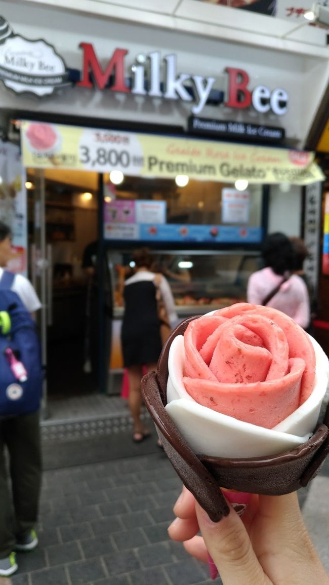 新羅免税店主催のファンミに現地集合で参加。一度は泊まってみたかった韓屋（ハノク）と、チムジルバンであかすりとサウナ、そして聖地巡礼の旅。トップの写真は明洞で人気らしいイチゴとチョコの薔薇ソフト。