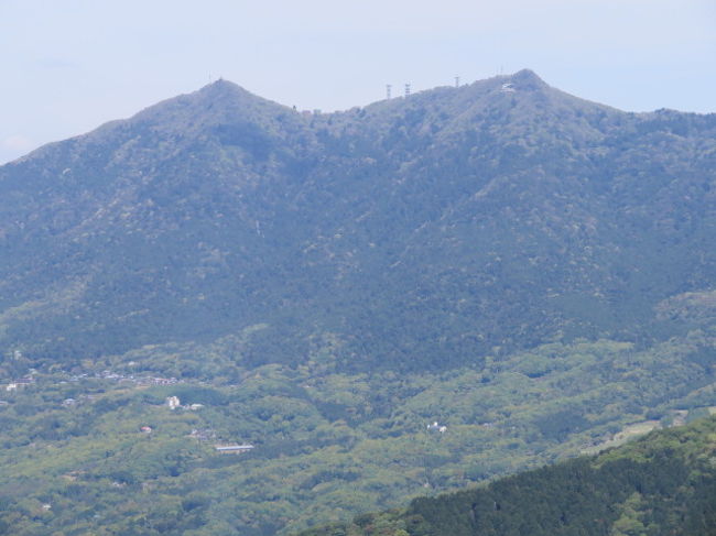 つくば市の北東部にある低山、宝篋山（ほうきょうさん）に登りました、つくば市と土浦市の境にある筑波連山の一つで標高461ｍ、別名は小田山と言われてます、登山コースはいくつかありますが今回は上りは極楽寺コースで、下りは小田城コースを歩きました。<br /><br />ゴールデンウイークの4日でしたので登山口・小田休憩所近くの駐車場はいっぱいで小田城近くの駐車場に停めて小田十字路経由で小田休憩所に立ち寄り登りました、ほぼ整備されている登山道でスムーズに登ることが出来ました、極楽寺コースは小さな滝がいくつかありますので眺めながら歩きました、頂上からの眺めは良く、筑波山が良く見えました、頂上には多くの登山者がいて賑やかでした。<br /><br />下山は小田城コースで眺めは悪く、ただ歩くだけででした、麓の集落や愛宕神社を眺めて出発した駐車場に戻りました、上り3キロ1時間45分、下り3.2キロ1時間20分のコースでちょっと歩くにはいいコースでした。<br />