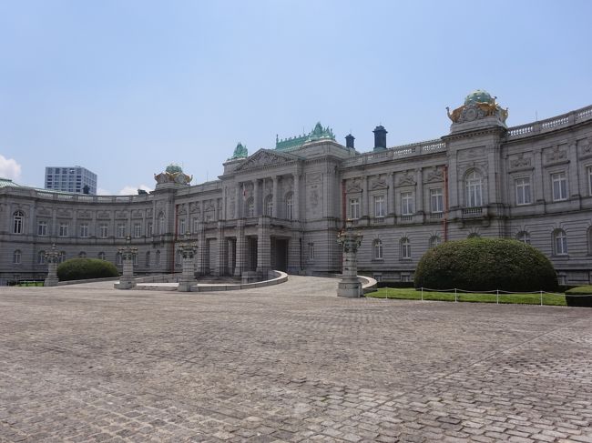 ｸﾗﾌﾞﾂｰﾘｽﾞﾑの日帰りﾊﾞｽﾂｱｰに参加し､迎賓館赤坂離宮 文京区の鳩山会館 大磯城山公園(旧吉田茂邸 旧三井別邸地区)を訪問しました｡<br /><br />{旅程}<br />①6/15(木)<br />1)ｻｲﾀﾏ新都心7:50-新都心入口より(高速道路 埼玉大宮線 首都高)東池袋より一般道に降ります｡-春日通りｰ不忍通り(護国寺)-目白通り(飯田橋駅)ｰ靖国通り(日本武道館 千鳥ヶ淵 靖国神社)ｰ新宿通り(皇居 半蔵門 四ツ谷駅)より迎賓館赤坂離宮に9:13着きます｡<br />2)迎賓館正門前で整列して9:30まで待ちます｡(ﾂｱｰの団体が5-6ｸﾞﾙｰﾌﾟと個人の列とがあります｡)その後､整然と一列で正面より入口の西門まで歩道を歩き､西門を入り､警備のﾃﾝﾄの下10:00まで待ちます｡10:00きっかりに荷物検査が始まり､10:15迎賓館に入ります｡<br />3)(迎賓館赤坂離宮本館入場見学)本館の西口より入場ｰ<br />ｱ)正面玄関(中央階段を1Fより見ます｡)-1Fより2Fに上がります｡-<br />ｲ)花鳥の間(本館2Fの東側)を見学ｰ<br />ｳ)大ﾎｰﾙ(2F中央)見学(中央階段を上がった所)-<br />ｴ)彩鸞の間(2Fの北側(前庭寄り))-<br />ｵ)大ﾎｰﾙ(2F)に戻り､中央階段を2Fより見ます｡)-<br />ｶ)朝日の間入口のみ(2Fの南側(主庭寄り)(修復のため､閉室中です｡)-<br />ｷ)羽衣の間(2Fの西側)-2Fより1Fに降ります｡入る時に通過した西口より外に出ます｡<br />4)(主庭見学)噴水や花壇があります｡東には和風別館の游心亭の入口があります｡<br />5)前庭(正面玄関全体が見渡せます｡黒松 衛舎等があり､正面より外に出ます｡)<br />6)11:05ﾊﾞｽの中よりﾃﾞﾝﾏｰｸに旅立つ､皇太子殿下の車列に遭遇しました｡(突然の事で写真は撮れませんでした｡)<br />7)迎賓館11:14ｰ外堀通り(四ツ谷駅)-外苑通り(市ヶ谷駅 飯田橋駅)-目白通り(飯田橋より首都高(椿山荘 関口教会)に入り､護国寺で降り､11:35鳩山会館に着きます｡<br />8)(鳩山会館見学)鳩山会館 庭園などを見学します｡<br />9)鳩山会館12:30-目白通り(飯田橋駅)-西神田より首都高(C1千鳥ヶ淵 霞が関地下 高速3号ｱｰｸﾋﾙｽﾞ 六本木ﾋﾙｽﾞ 渋谷 三軒茶屋 桜新町 用賀よりｰ東名高速(多摩川 港北PA(13:10-13:30休憩) 海老名 相模川)より小田原厚木道路に入ります｡-大磯で一般道に降り､新幹線 東海道線をくぐり､国道1号線に入り､14:10大磯城山公園に着きます｡<br />10)(旧吉田茂邸)兜門 新築の屋敷 庭園 七賢堂 銅像 ﾊﾞﾗ園等見学し､国道1号線を渡り､<br />11)(旧三井別邸地区)南門 展望台 北蔵 国府橋 茶室｢城山庵｣ ﾓﾐｼﾞﾉ広場 不動池 北門等を見て<br />12)大磯城山公園15:15-小田原厚木道路ｰ東名高速(港北PA15:55-16:15休憩)-首都高(高速3号ｰC2-高速5号)ｰ埼玉大宮線を通り､17:45大宮駅に帰ります｡<br /><br />