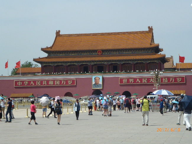 ３月の上海に続いて２度目の中国は<br />以前から主人が「万里の長城と天安門に行きたい」と希望していたので<br />北京へ行って来ました。<br /><br />「シャングリ・ラ・チャイナワールドに３連泊」の<br />文字に惹かれて４日間のツアーに申し込みました。<br /><br />前回の上海が想像以上に良かったので<br />今回も期待しています。<br /><br />ツアー総勢３０名！<br />聞いた時は「わ～多い！」 （汗<br />人気があるツアーのようです （笑<br />メンバーは、カップル、親子、男性グループ等。<br />旅慣れた方ばかりで、行程も順調に進みました。<br />天気も良く４０℃の日もあり、マスクよりはＵＶカットが必要でした。<br /><br />　　　　　　　　　　　　　　　　　方向音痴の２人旅　パート８