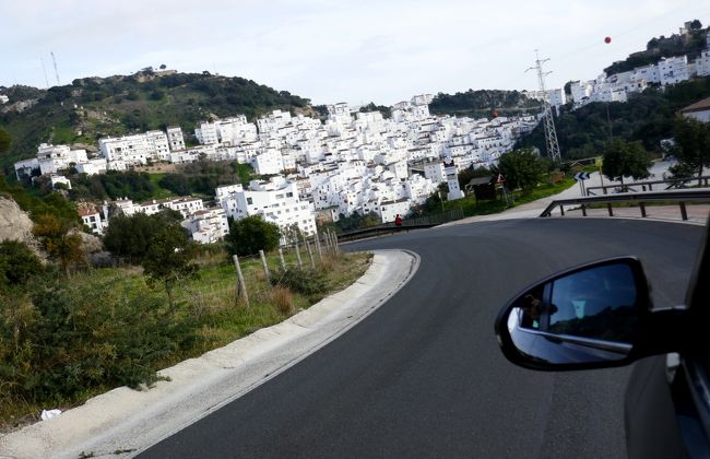 1422 ジブラルタルを出国し,スペイン側のLa Linea de la Concepcionに.<br />バスターミナルのとなりの地下駐車場に車を取りに行く.さてこれから白い村に行こう.2011年にZaharaにはいったことがある.狭い街中を抜け,A-383号線からAP-7,IC142で高速を降りる.ここでは料金所があったが,0.95ユーロと安い.アンダルシアらしい景色のA-377号線を行く!Sierra BermejaとSierra Crestellinaの山々がとてもきれいだ.1527 A-7150に右折する.町が見えてきた,最初よくわからなくて,道路沿いの道より少し先に行ってしまった.1535そこに駐車して新興住宅地を見る.金持ちが多いんだなあ!1540ここからは街に降りられないようだ,さっきのA-7150号線のレストランのところから降りるのかな.もどってみよう.(実はここの入り口の道を降りていくと町の中心に着く)