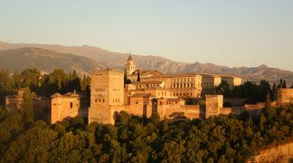 妻と行くスペイン(5-②)　アルバイシンの展望台から夕陽に染まるアルハンブラ宮殿に感無量