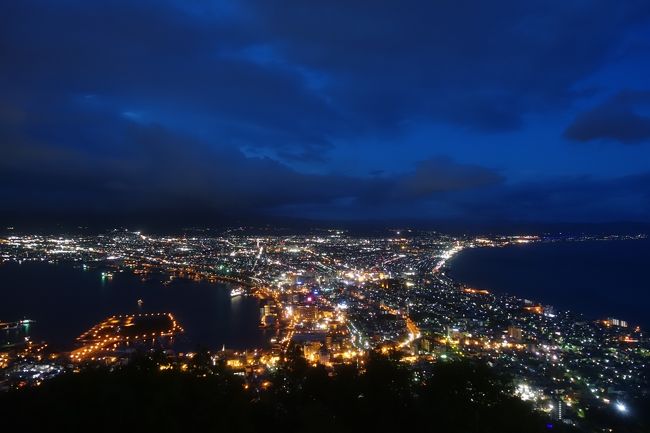 函館に１泊旅行に行ってきました。函館山に１６時ごろにロープウェイで上がり、人がまばらな展望台から昼間の景色を楽しんだ後、函館山のレストランでのんびりと軽食。日没直後のまだ明るさの残る１９時ごろに再び展望台へ。今度はたいへんな人混みの中、徐々に暗くなる函館の夜景を楽しみました。<br />函館では、旬のウニをたっぷり味わいました。着いた日の朝食に函館朝市でウニ丼、夜は回転寿司でウニや新鮮な魚を。そして翌朝の朝食も函館朝市で、今度はウニ・カニ丼。<br />またフラリと１泊で来たくなる函館でした。<br /><br />１日目<br />０９：１０　ＪＡＬで函館空港に到着<br />１０：００　空港からの直行バスで函館駅へ<br />　　　　　　駅前にある函館朝市で遅い朝食、ウニ丼<br />１２：００　市電に乗って五稜郭へ、五稜郭タワーと五稜郭公園<br />１４：００　ベイエリア、金森赤レンガ倉庫へ<br />　　　　　　ラッキーピエロで昼食<br />１６：００　函館駅前のホテルで一休みした後、函館山へ<br />　　　　　　昼間の函館と夜の函館、両方の景色を堪能<br />２０：００　函館山を降り、ベイエリアへ<br />　　　　　　夕食は回転寿司<br /><br />２日目<br />０８：００　再び函館朝市で朝食、ウニ・カニ丼<br />０９：００　元町の洋館街を散策、ハリストス教会から元町公園へ<br />１１：３０　ベイエリアで昼食、今度は洋食<br />１３：３０　函館駅前から直行バスに乗り、函館空港へ<br />　　　　　　ターミナルビルで買い物<br />１４：３０　搭乗、ＪＡＬで帰路に