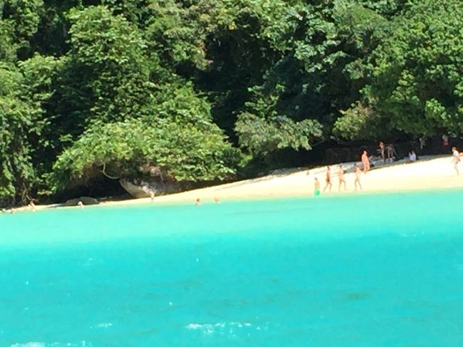 来週タイなのに、半年前の旅行記がまだまだなダリル! 急いでアップしています! 上司のパワハラで毎日がツラいので、ストレス解消のため、家に帰ると旅行記に熱中して気分転換中!4キロ痩せたので、ドクターストップになりそうだわ~??? 怒涛のスピードのプーケット編です!<br /><br />バンコクのスパ優子に集合して、夕方の便でプーケットへ<br /><br />スパ優子の10周年記念旅行に、日本から5名参加しました! <br /><br />メンバーは8人!日本人は全員、スパ優子のヘビーな、お得意さんたちで、互いにソコソコ面識があるメンバーです! じかに会わなくとも店のフェイスブックで、何となく知っていた仲間で、半数は正式に実物に?はじめまして~! タイ人のレックさんと、スパのオーナーの優子さん、スパのDE先生(ダリルのマッサージの先生)の8人です!