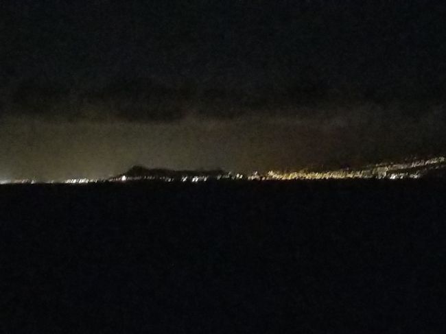 オアフ島で一日だけお休みがあったなら・・・・<br /><br />8年ぶりのハワイ。<br /><br />到着前夜海上からホノルルのライトに浮かぶダイヤモンドヘッドが見えました。<br /><br />