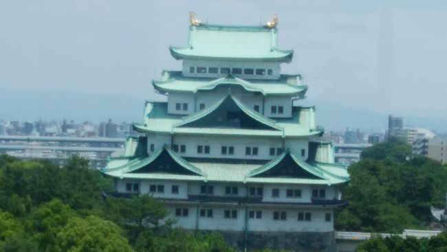 今回の宿泊はウェスティンナゴヤキャッスルでした。<br />理由は会場の名古屋城に一番近かったからですが、ツインがなかなか取れず諦めかけたところに「るるぶトラベル」でスーペリアツインがお値打ちで出ていたので即決しました。<br />表紙はランチを頂いたレストランから見えた名古屋城です。金のしゃちほこがキラキラしていました。<br /><br />利用したプラン：フィットネスクラブ特典付き　<br />　　　　　　　　スーペリアルームツインキャッスルサイド<br />　　　　　　　　1泊食事なし35,000円（2人分）<br /><br />ランチ　　　　　Menu“CROWN B”￥6,100（税金・サービス料込）<br />　　　　　　　　Menu“CROWN C”￥8,200（税金・サービス料込）<br />　　　　　　　　2つを母とシェアしてメインは両方味わいました。<br /><br />朝食　　　　　　朝食ブッフェ料金：大人1人￥2,500<br /><br /><br />