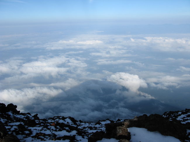 富士山～一度は登ってみようと思っていた。<br /><br />ツアーにしようか迷ったが。毎週のように山に行ってる上司が、付き合ってくれることに。<br />雷ありの大変な日だったが、なんとか　登頂できた。<br /><br />山小屋泊で、早朝に出たが、渋滞で進まず。人の多さにびっくり。<br />自分のペースで進めないので、途中　頭痛が。。。<br />でも頂上に着いたら、頭痛が消えてた。<br /><br />お鉢めぐりをして、別ルートで降りた。