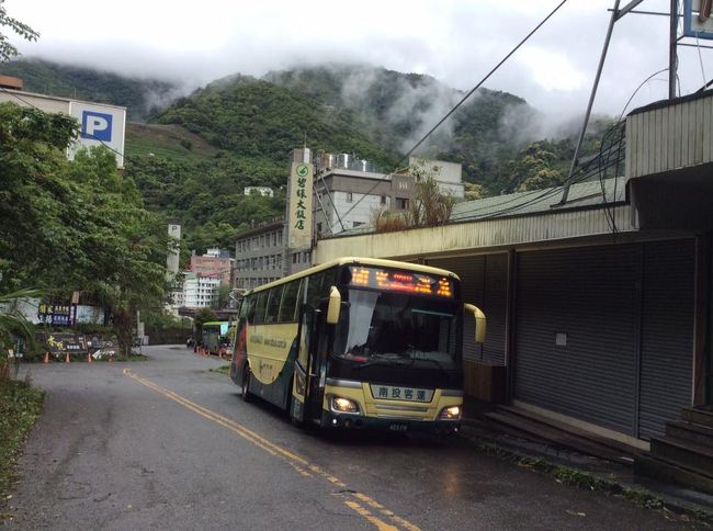 　台中駅前のちょこっと外れたところから埔里行きの高速バスに揺られること1時間20分。<br />埔里のバスターミナル到着。なんかちょこっと食べてから、廬山温泉に行こうかと思ったら<br />廬山温泉行きのバスが速攻で来てしまった。<br />　ほとんどは「温泉」行きの大きいバスなのだが、3時間に一度「廬山行き」の小さい<br />バスが出る。この小さいバスだと、廬山温泉に寄った後さらに山の上の廬山小学校まで<br />行くので、その集落のご老人がいっぱい「病院帰り」で乗ってくる。<br />　なんとか母親の座席は確保してバスは出発。<br />　混んでいた車内も、半分の距離の「霧社」に着く頃には、空席が目立つ。<br />と思ったら「霧社」で今度は小学生がごっそり乗ってきた。この子達は、廬山温泉手前の<br />「春陽村」の子供達。春陽村にも小学校があるんだが、一体どういう通学区分になっているのだろう？<br />３０人乗りのバスはけたたましい子供の声に溢れながら、廬山へ向かう。<br />乗り物酔いが激しいので、運転席の後ろに座る私は、乗り降りの客の電子カードの読み取りの代行、<br />老人の下車の時に荷物を車内から手渡ししたりと何かと忙しい。