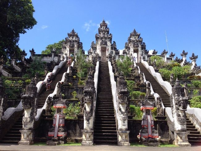 2回目のルンプヤン寺院。<br />今回も天気に恵まれて、綺麗にアグン山が見えました。<br /><br />丁度お昼だったので、近くで昼食頂きました。