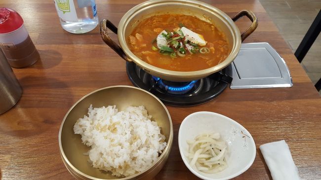 旅の最終日は、一人で市場の朝ごはんを食べてスタート。<br />お昼ご飯には通りがかりで見つけたキムチチゲ屋に入りましたが、絶品でした！<br /><br />帰国前にパンやおやつをあちこちで買って荷物パンパンで帰国しました。<br /><br />それにしても…あんなにあちこちに出来て流行ってた台湾式カステラ屋さんが一つ残らず消え去ってました…。かなり気に入っていたのに！！<br />あんまりよくない材料が使われているとか噂はあったけど、そのせいか流行が終わったからなのか、、、韓国の流行は本当に一瞬です！！