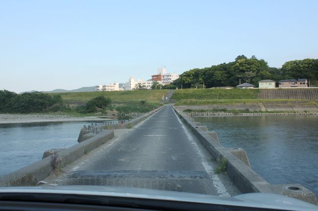 今回の旅は「プチお遍路旅」でお寺巡りが中心ですが、ご朱印集めや数多く回ることが目的ではなく、気に入ったお寺はゆっくりお参りしたい、お寺だけではなく観光もしたい、という「きままな旅」です。<br /><br />『車で廻る、きままなお遍路旅』1日目後半は、四国別格二十霊場第一番札所の大山寺(たいさんじ)に立寄ります。<br />〔写真:徳島県道2号線・川島橋〕<br /><br />1日目(2)で訪れた先〔( )は88カ所札所番号です〕<br />〔別格1〕大山寺、(6)安楽寺、熊野神社、(7)十楽寺、(8)熊谷寺、(9)法輪寺、(10)切幡寺