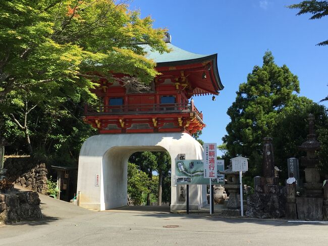 初日は四日市泊まり。<br />四日市は仕事で来たことはありますが、宿泊は初めて。駅近の四日市シティホテルにさくっと宿泊します。<br />翌朝、内部線の始発に乗って、内部駅へ。そして折り返してあすなろう四日市駅に戻りました。<br />朝飯前に四日市あすなろう鉄道・内部線を完乗して、さあ、仕事に行きます。<br />二日間の仕事を終えて、ＪＲ鳥羽駅から旅を再開。<br />この日の宿は、昭和元年に創業の星出館。<br />最終日、レンタカーで朝熊山金剛證寺にお参りし、さらに遙宮と呼ばれる瀧原宮へ詣でました。