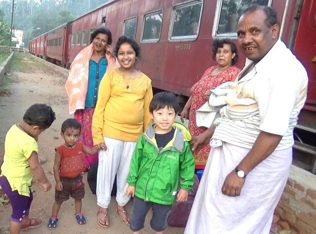 子供とスリランカ２人旅。<br />子供と海外二人旅は、去年の夏のキューバ以来２回目。<br />今回も出来る限り、<br />１、ツアーではなく、現地の人が利用する公共交通機関を利用し、自力で移動する。<br />２、出来る限り、レストランではなく、ローカル食堂や屋台を利用する。<br />３、ホテルではなく、ゲストハウスや民宿を利用する。<br />をモットーに旅をし、現地の人と出来るだけ多くふれあい子供にとって大きな財産になったと思います。<br /><br />スリランカもキューバと同様に、とっても子供に優しい国でした。行く先々でいろんな方々に可愛がっていただきました。<br />決して豊かな国ではないですが、人々の優しさや心の豊かさがとっても印象的な国でした。<br /><br />☆☆日程☆☆<br />4/28　関西空港→南京(南京泊)<br />4/29　南京→昆明→コロンボ　夜行バスでパドゥッラへ（車中泊）<br />4/30　パドゥッラ→エッラ　リトルアダムスピーク(エッラ泊)<br />5/1　 エッラロック、ラワナ滝(エッラ泊)<br />5/2　 エッラ→ハットン→スリーパーダの麓の村ナラタニヤ(ナラタニヤ泊)<br />5/3　 深夜から明け方にかけて、スリーパーダ登山<br />　　　ナラタニヤ→ハットン→キャンディ→ダンブッラ(ダンブッラ泊)<br />5/4　 シーギリヤロックを一望できるPidurangala Rock<br />　　　ミンネリア国立公園(ダンブッラ泊)<br />5/5　 ダンブッラ黄金寺院、ダンブッラ→キャンディ(キャンディ泊)<br />5/6　 仏歯寺、ピンナワラの象の孤児院(キャンディ泊)<br />5/7　 キャンディ散策　キャンディ→コロンボ国際空港→上海(機内泊)<br />5/8　 上海→関西空港