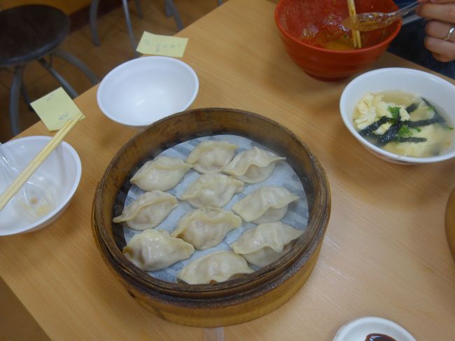 今日の夕食は蒸し餃子。これも人気店でいただきました。安い。極安です。そして，おいしい。これだから台湾はやめられない。