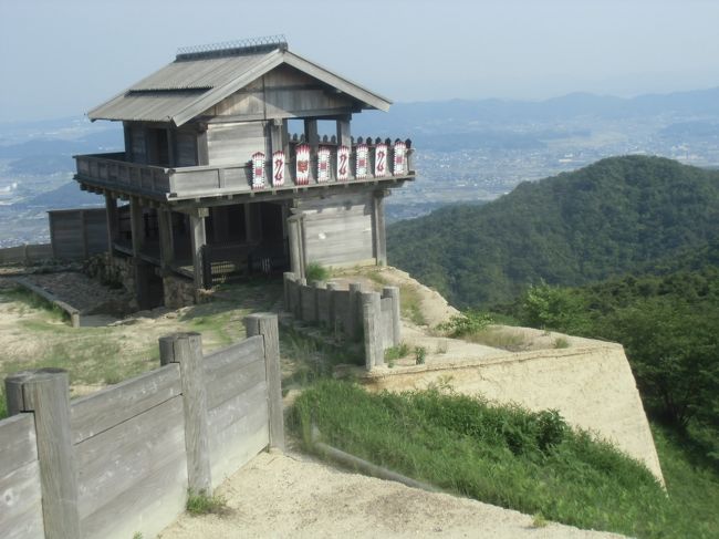 １日目<br />土曜日夜勤が９時４５分に終わり　急いで家に戻り　<br />１０時２０分　岡山総社に向かって出発。<br />　<br />今回は主人と車で行くので　寝て行けれます。<br />途中渋滞もなく　３時には総社に着きました。<br />　<br />鬼ノ城　<br />　日本１００名城の１つです。<br />　城壁は全長２・８キロ　高さ６メートル<br />　７世紀後半に築かれたそうです。<br /><br />備中国分寺<br />　聖武天皇の発願によって創建された国分寺の一つです<br /><br />五重塔<br />　この塔は、江戸時代後期の文政4年（1821)から弘化年　中まで、二十数年をかけて建立されたものです。<br />　<br />今宵の宿はサントピア岡山総社<br />寝不足なので早めに寝ました。<br /><br />２日目　<br />　今日は待ちに待った備中松山城です。<br />日曜日なので混むと思い早めに出発<br />駐車場にはもう何台か停まっていました。<br />道が狭いのでシャトルバスで上の駐車場まで行きます。<br />そこから歩いて１５分位　急な坂道なので大変です。<br />大きな石垣が見え　立派です。<br />人が多く何かと思ったら　サスペンスドラマの撮影をしていました。　少し見て　城内を見学。<br />出て来たら　撮影も終わり　高橋克典さんをまじかで見ることが出来ました。　かっこいいね＾＾。<br /><br />続く・・・<br />