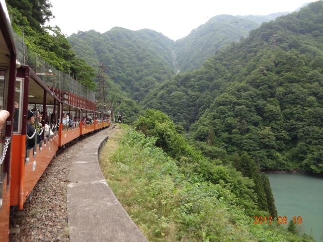 黒部ダム（富山県）と立山雪の大谷ウォークは、是非行ってみたい<br /><br />観光地でした。立山の雪のウォークは、４月１５日～６月２２日が開催期間<br /><br />と時間がありませんので急遽６月１８日、１９日のＪＴＢ主催のパック<br /><br />旅行に申し込みました。黒部ダムは、自家用車での訪問は難しいので久し<br /><br />ぶりのパック旅行です。<br /><br />パック旅行代金は安かったので現地安曇野（あずみの）での宿泊ホテルは<br /><br />追加料金を払いグレードアップしてもらいましたが正解でした。<br /><br />今回は、旅行一日目です.<br /><br />*宇奈月（富山県）のトロッコ列車