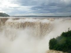 南米大陸周遊10日間・いつもと違うイグアスの滝は迫力増し増し