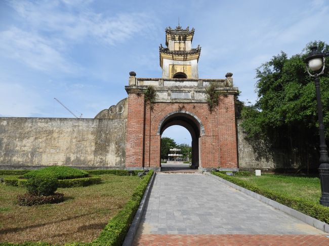 ベトナム　クアンビン省ドンホイ（DongHoi）にあるフォンニャケバン国立公園<br />そこにある、フォンニャ、ティエンソン、パラダイスパラダイスの三つの洞窟を二日がかりで探検？しました。<br />先ずは、宿泊地のドンホイ（DongHoi）について紹介。<br /><br />ドンホイは、今後リゾート地として発展していくのではないかと思われます。<br />延々と続く白い砂浜。<br />フォンニャケバン国立公園の鍾乳洞には車で1時間程度。<br />観光するための自然資源は充分です。<br /><br />市中のレストランでは、日本語はともかく、英語のメニューすら置いていない状況で、日本人が観光するにはかなりハードルが高いのです。<br />洞窟周辺の土産物屋でも「こんにちは」では声をかけられません。<br />日本語ツアーは、フエから往復8時間程度かけて訪れるしかありません。<br />日本で売っている海外旅行ガイドブックでも、ドンホイは勿論、フォンニャケバン国立公園の鍾乳洞すら紹介されていません。<br /><br />現在はそんな状況ですが、日本でブレイクする日はそう遠くないと思います。